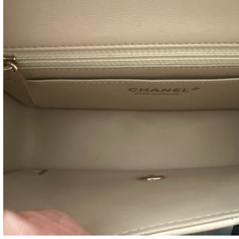 Chanel Beige Quilted Shoulder Bag - Picture 3 of 10